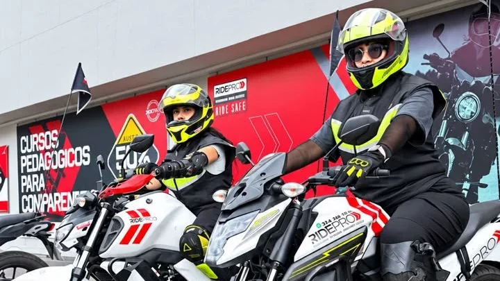 formación de RidePro: Mujeres RidePro en motocicleta, programa licencia conducción