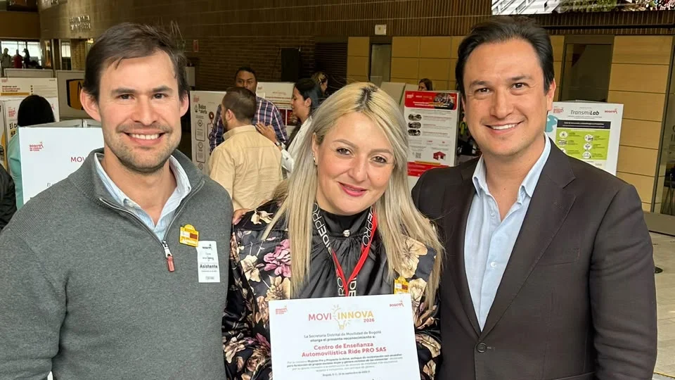 formación de RidePro: RidePro recibe premio Movilidad Bogotá, programa Mujeres PRO.