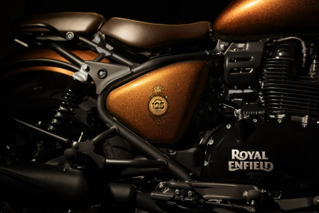 Detalle emblema Royal Enfield Classic 650 aniversario