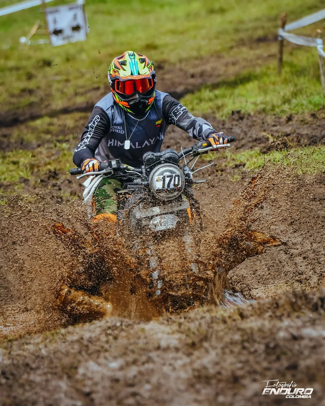 campeonato Doble Propósito: Piloto Royal Enfield Himalayan en carrera de enduro.
