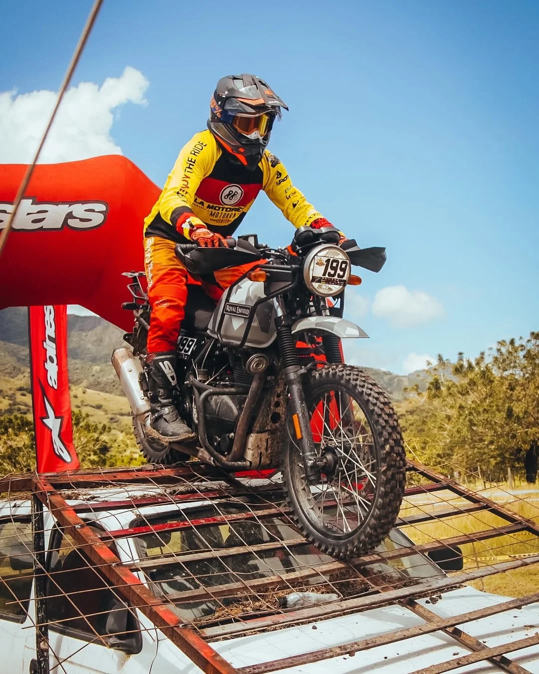 campeonato Doble Propósito: Motociclista en Royal Enfield Himalayan en evento off-road.