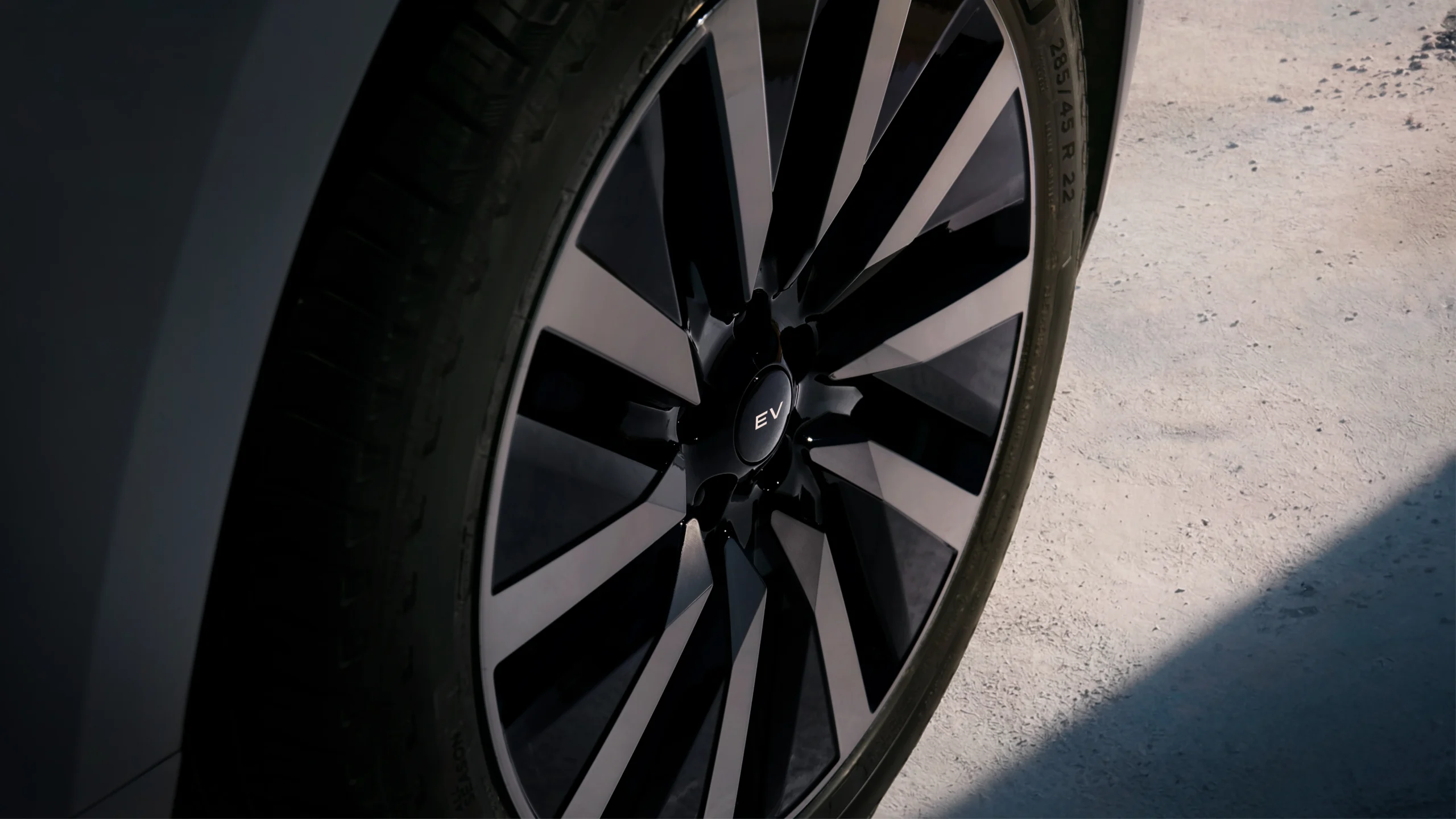Range Rover Sport Electric: potencia y agilidad en un SUV de lujo electrificado 7 Range Rover Sport Electric: Detalle de rin de 22 pulgadas con diseño bitono y emblema EV.