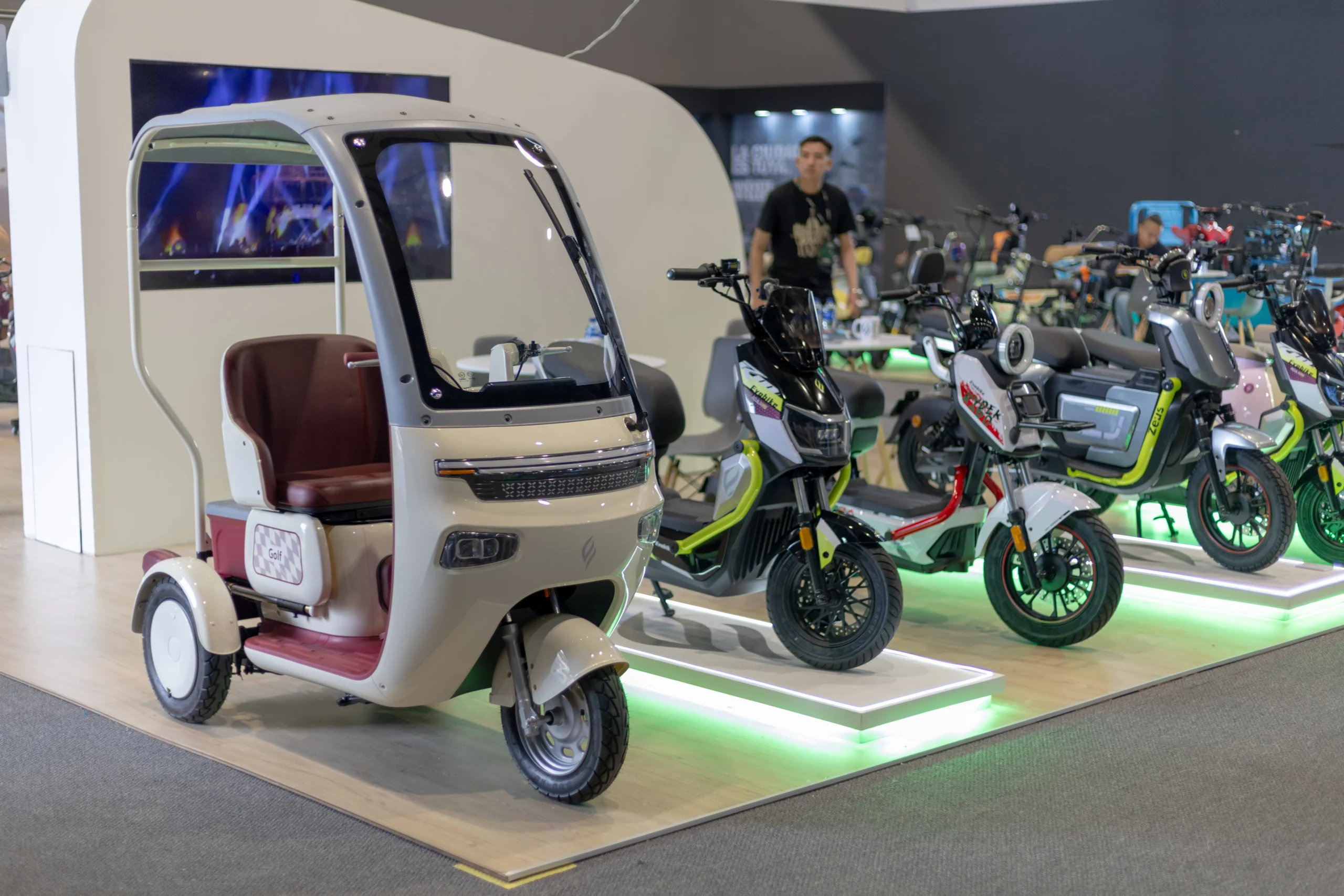movilidad alternativa Expo2Ruedas: Triciclo y scooters eléctricos en Salón Movilidad Alternativa.