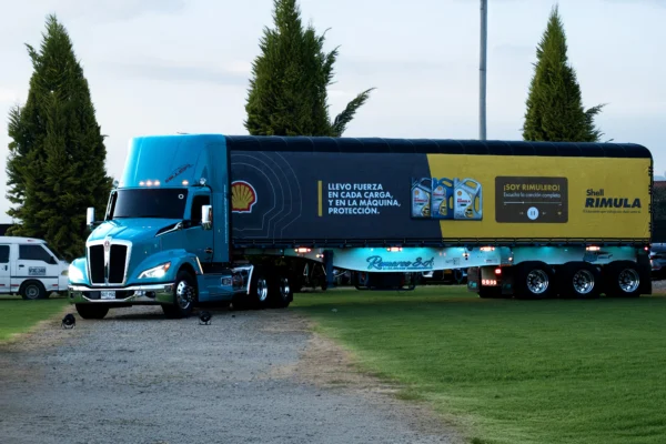 Rimula Fest Shell: Tractocamión Kenworth con publicidad de Shell Rimula en evento.