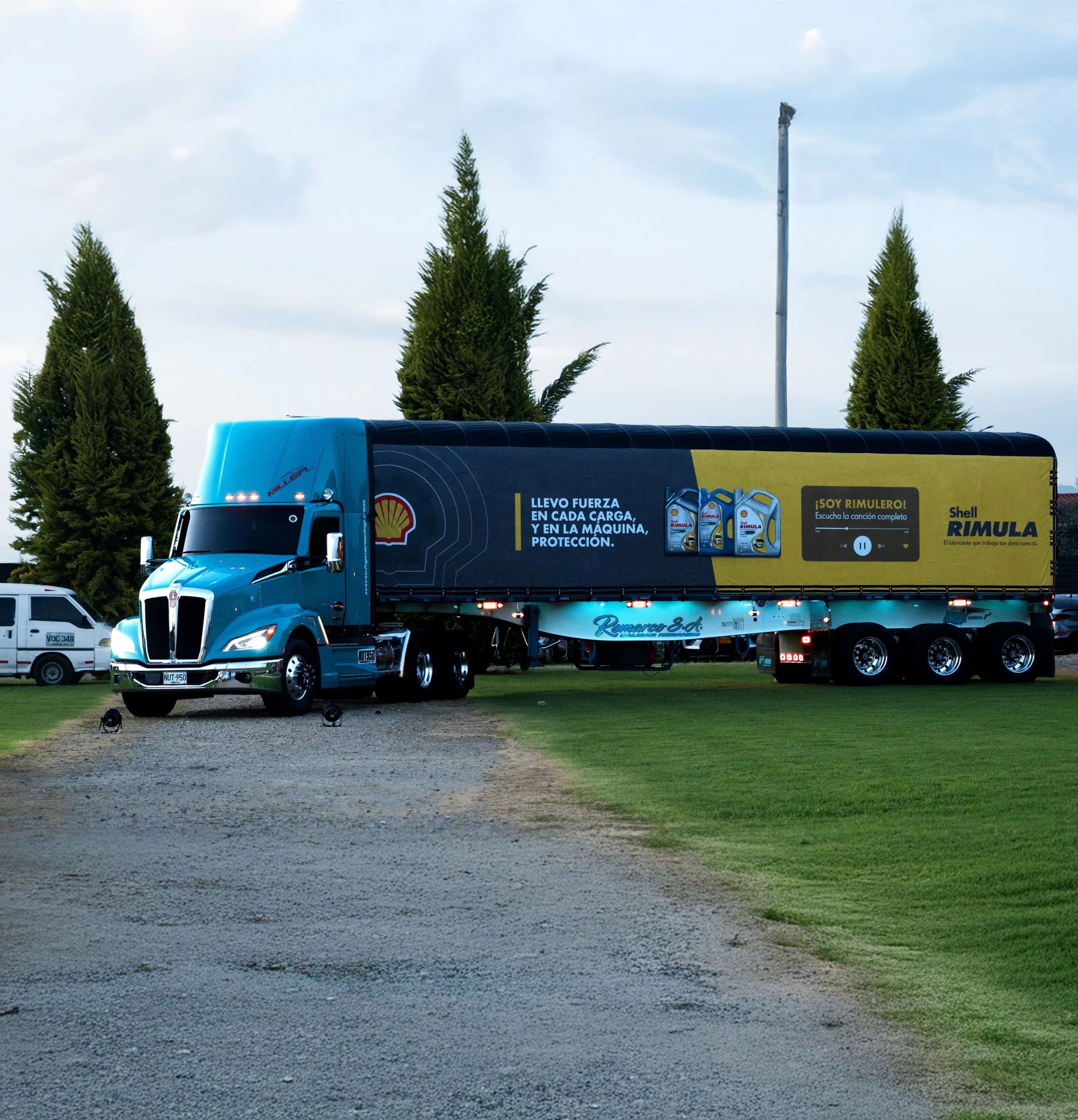 Rimula Fest Shell: Tractocamión Kenworth con publicidad de Shell Rimula en evento.