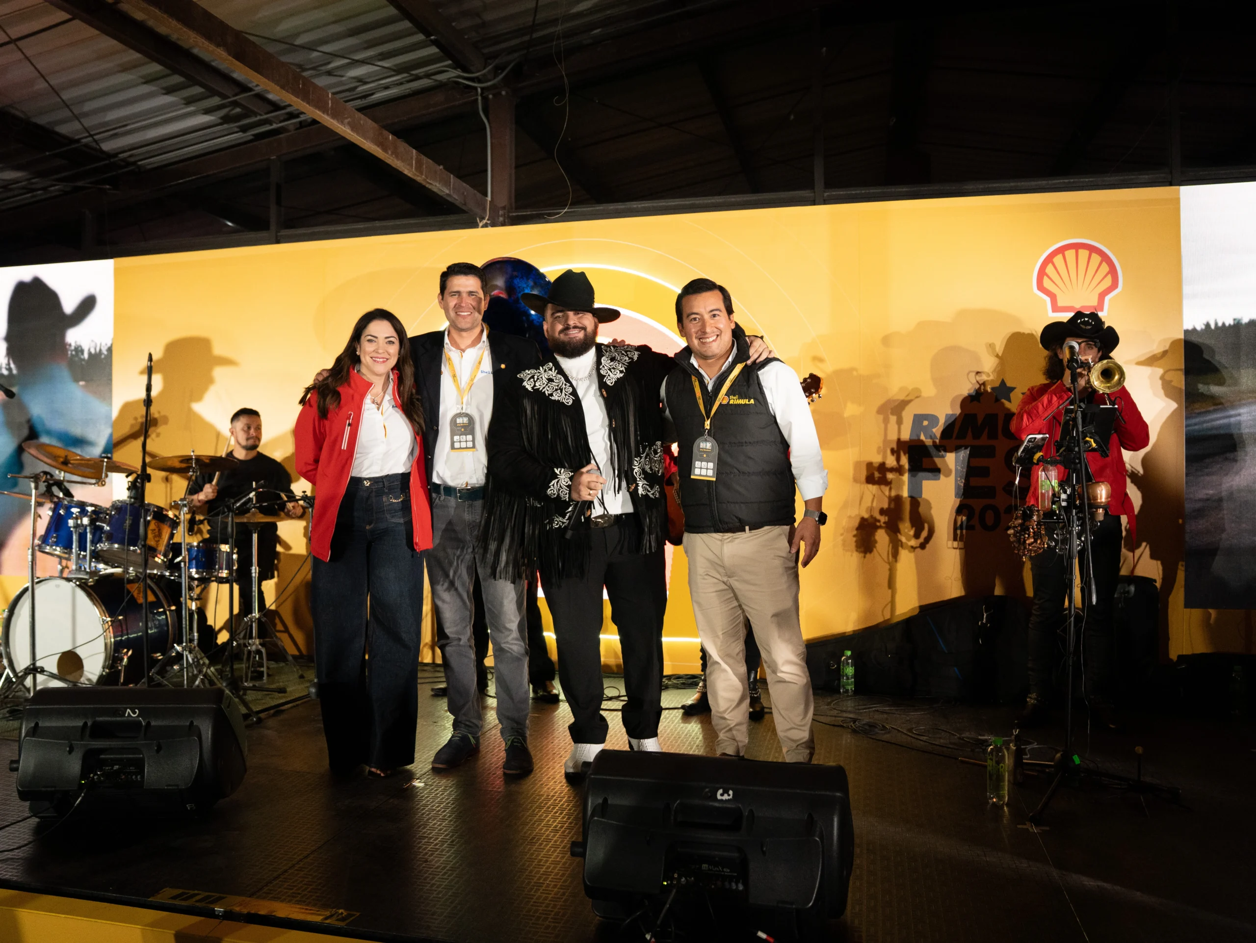 Rimula Fest Shell 2026 celebra a los transportadores, motor de la economía colombiana 2 Rimula Fest Shell: Directivos y artistas en el evento Shell Rimula Fest 2026.