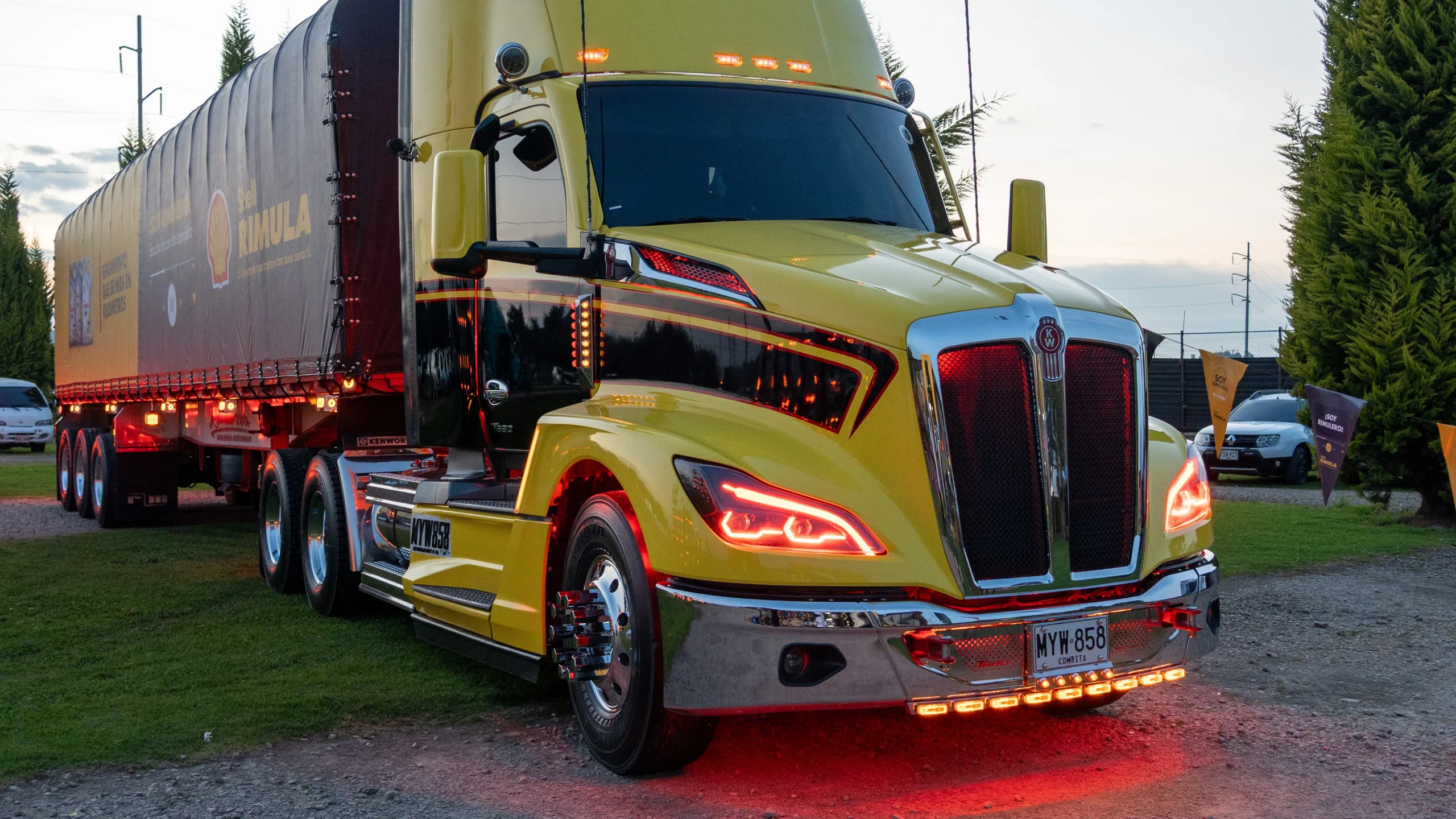 Rimula Fest Shell 2026 celebra a los transportadores, motor de la economía colombiana 4 Rimula Fest Shell: Camión Kenworth T680 amarillo con luces LED rojas.