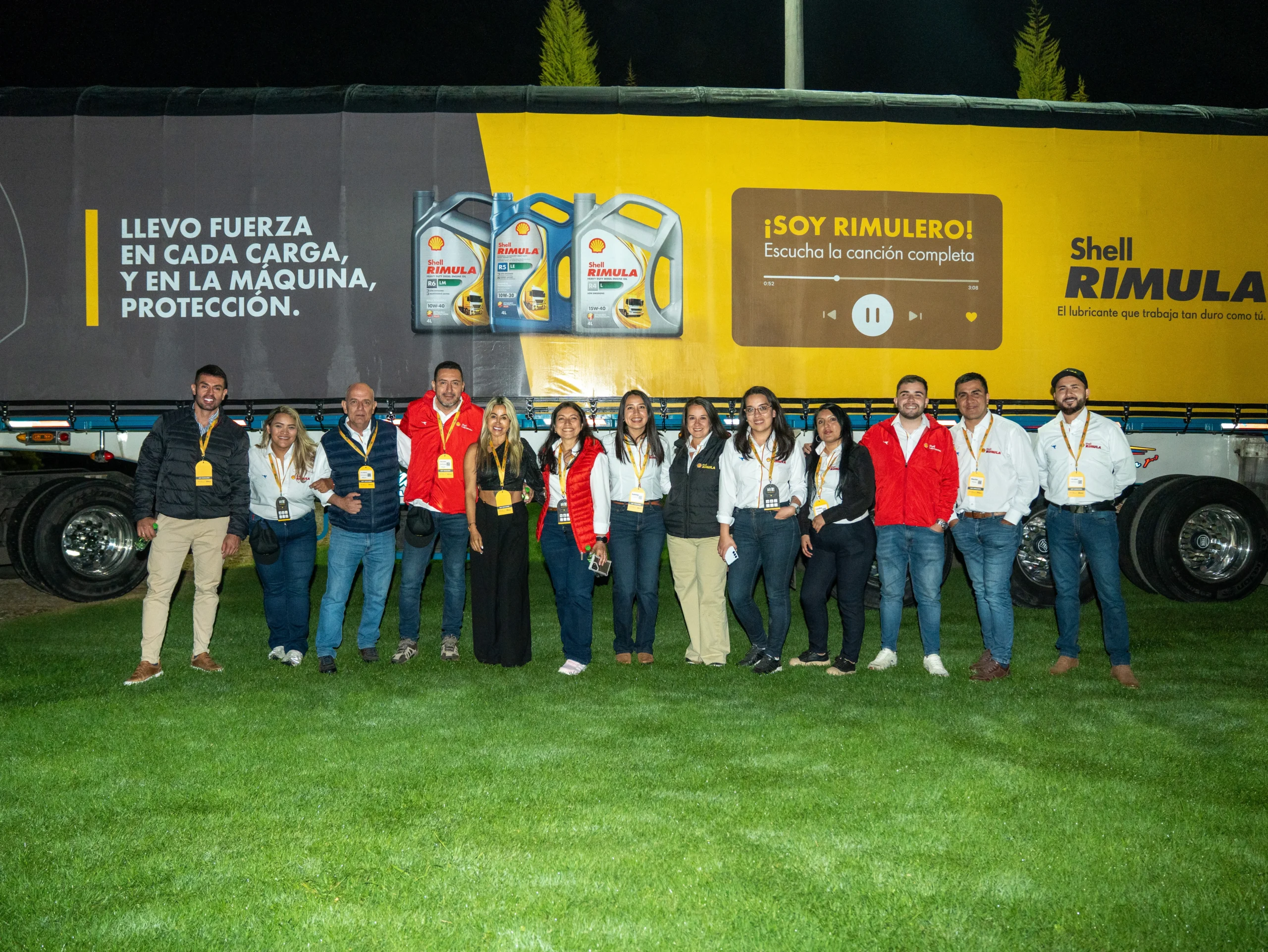 Rimula Fest Shell 2026 celebra a los transportadores, motor de la economía colombiana 6 Rimula Fest Shell: Grupo de personas posando frente a un camión con gráfica de Shell Rimula.