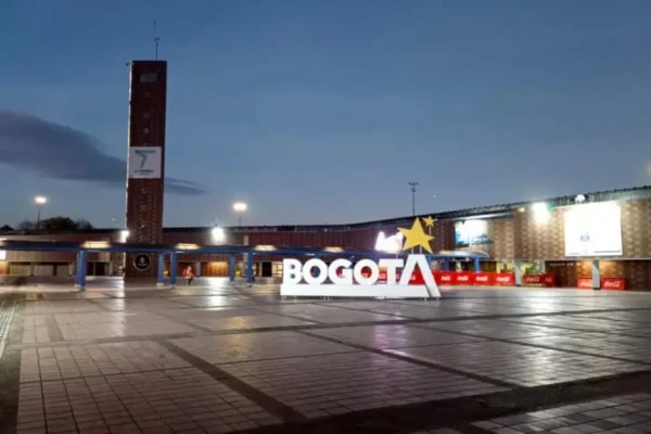 pagos electrónicos de Copiloto: Plaza de la Terminal de Bogotá con letrero icónico.