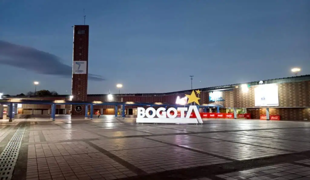 pagos electrónicos de Copiloto: Plaza de la Terminal de Bogotá con letrero icónico.