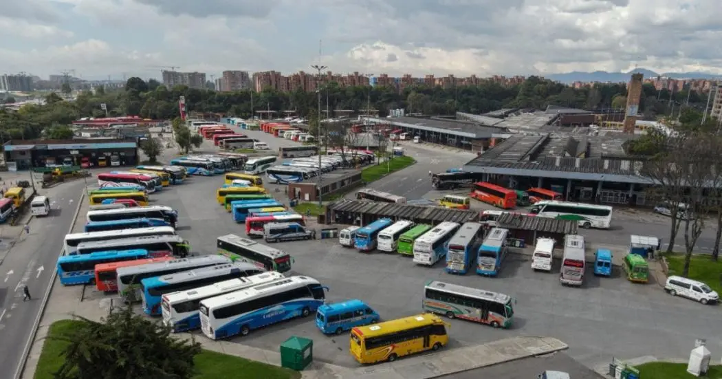 Pagos electrónicos de Copiloto: transformación digital en la Terminal de Bogotá 2 pagos electrónicos de Copiloto: Flota de autobuses estacionados en la Terminal de Bogotá.