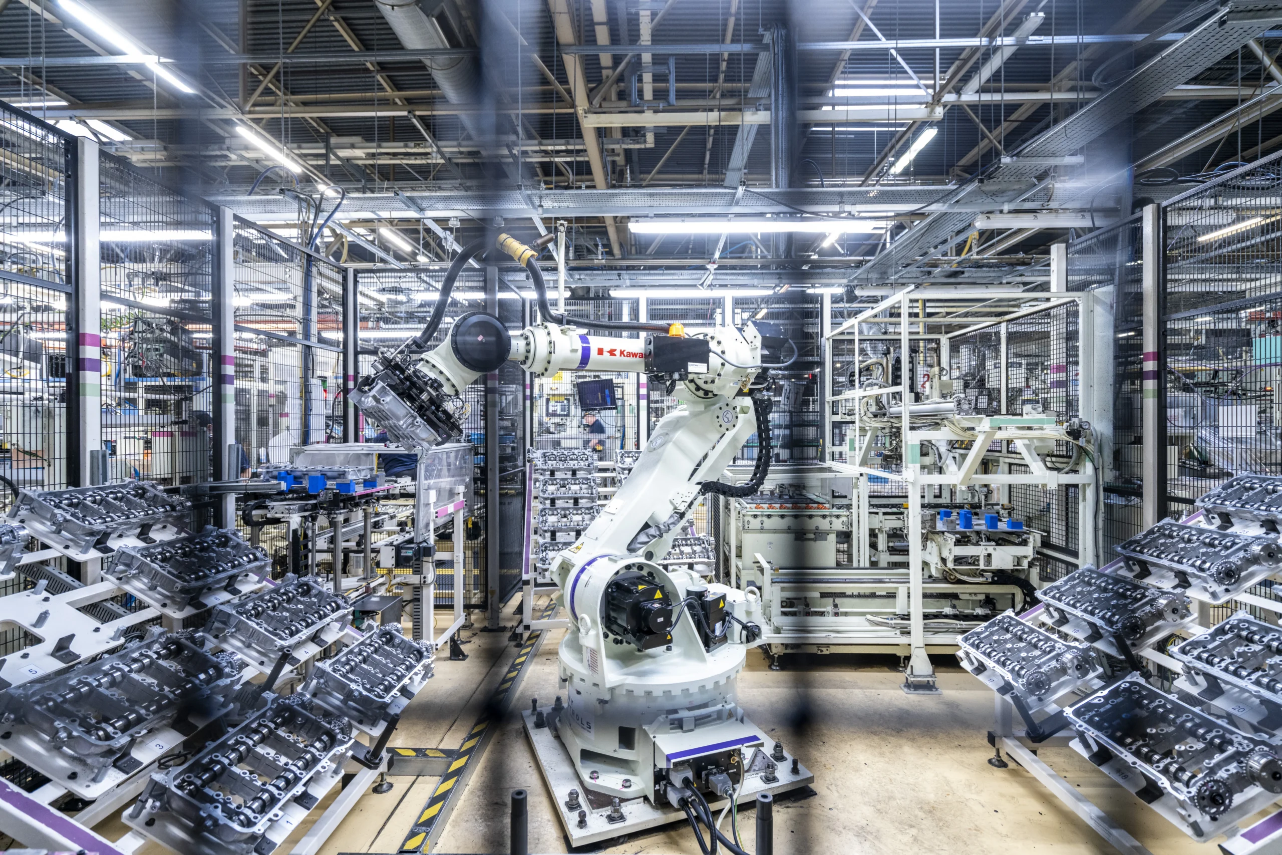 Producción neutra en carbono Toyota: la planta de Deeside marca un hito histórico 4 producción neutra en carbono Toyota: Robots ensamblando motores en planta Toyota UK.