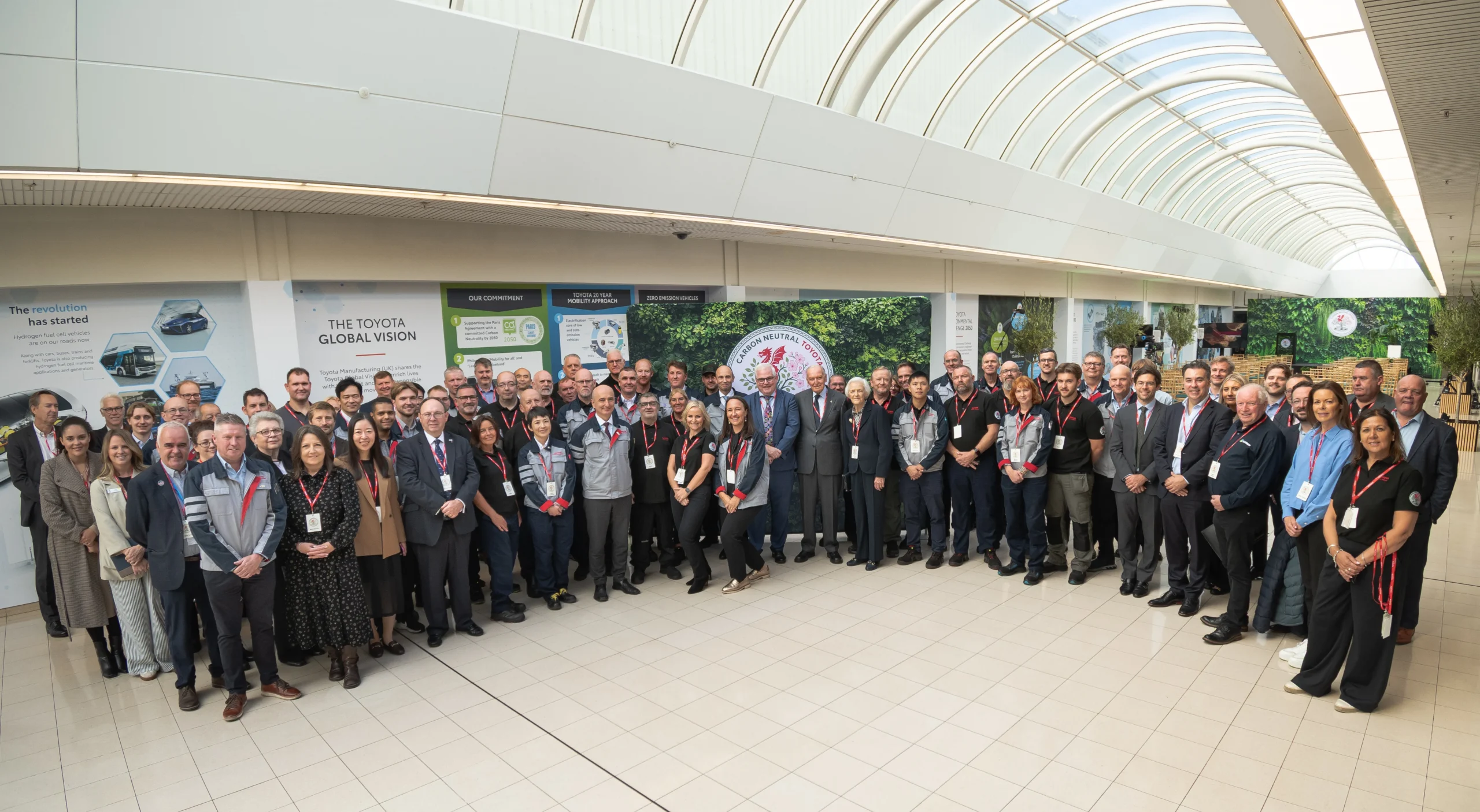 Producción neutra en carbono Toyota: la planta de Deeside marca un hito histórico 3 producción neutra en carbono Toyota: Grupo de empleados de Toyota posando para foto.