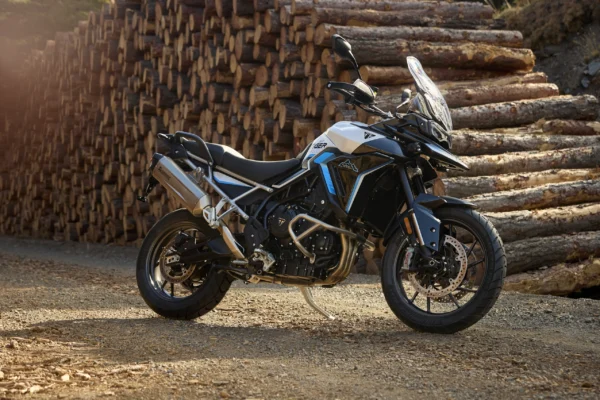 Triumph Tiger 900 Alpine Edition en entorno rural.