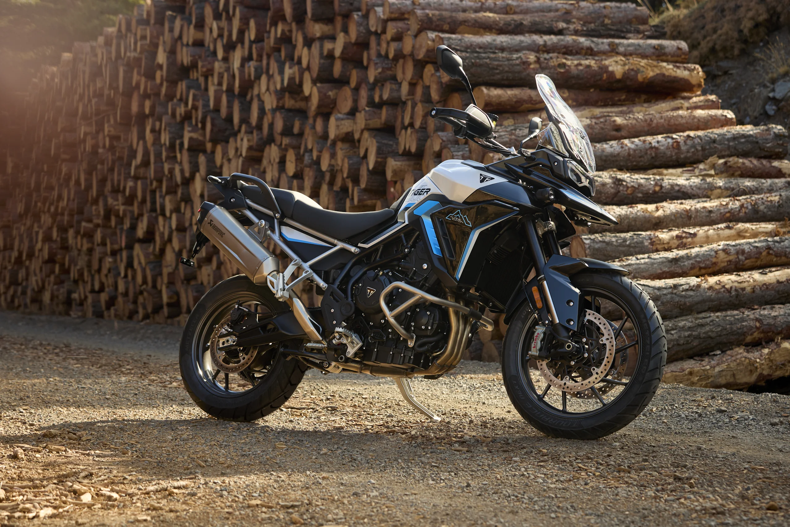 Triumph Tiger 900 Alpine Edition en entorno rural.