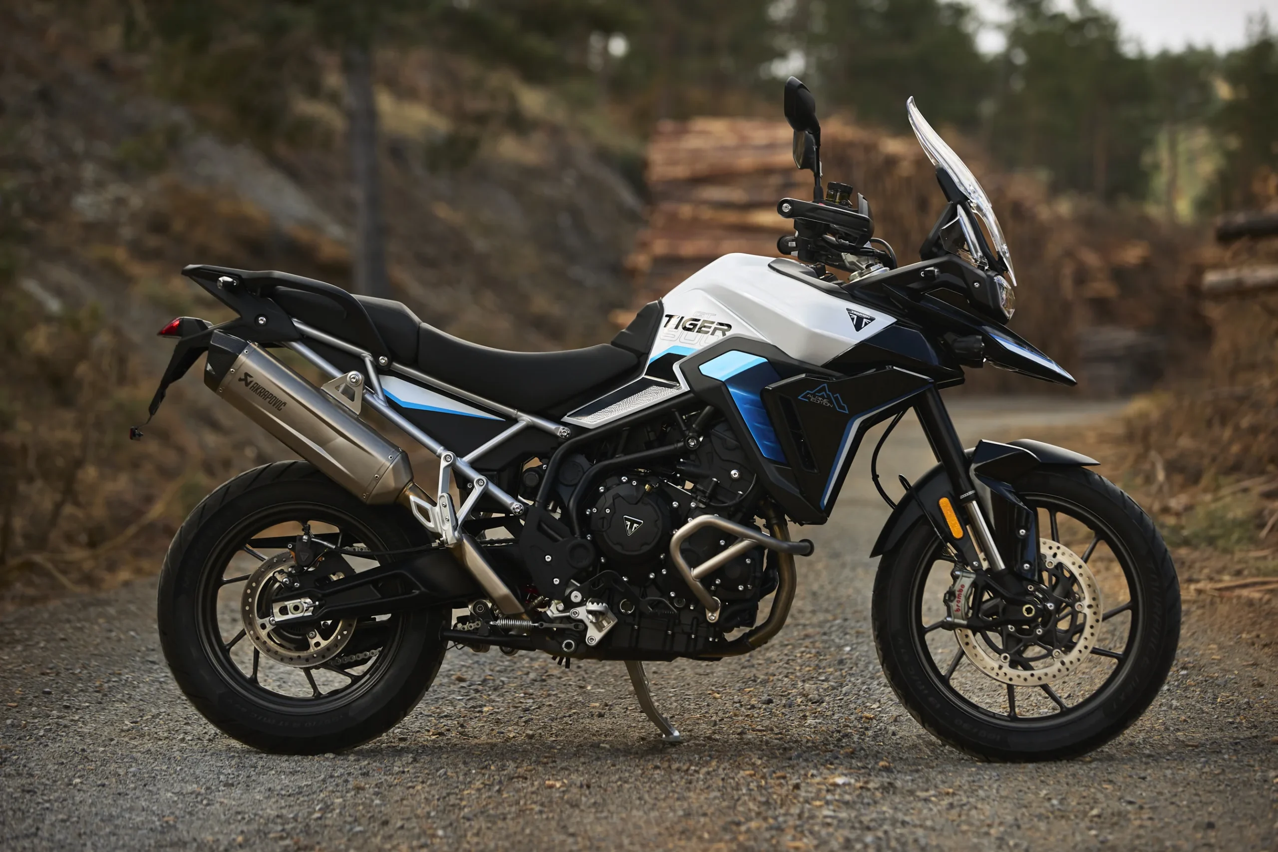 Triumph Tiger 900 Alpine Edition color blanco y azul.