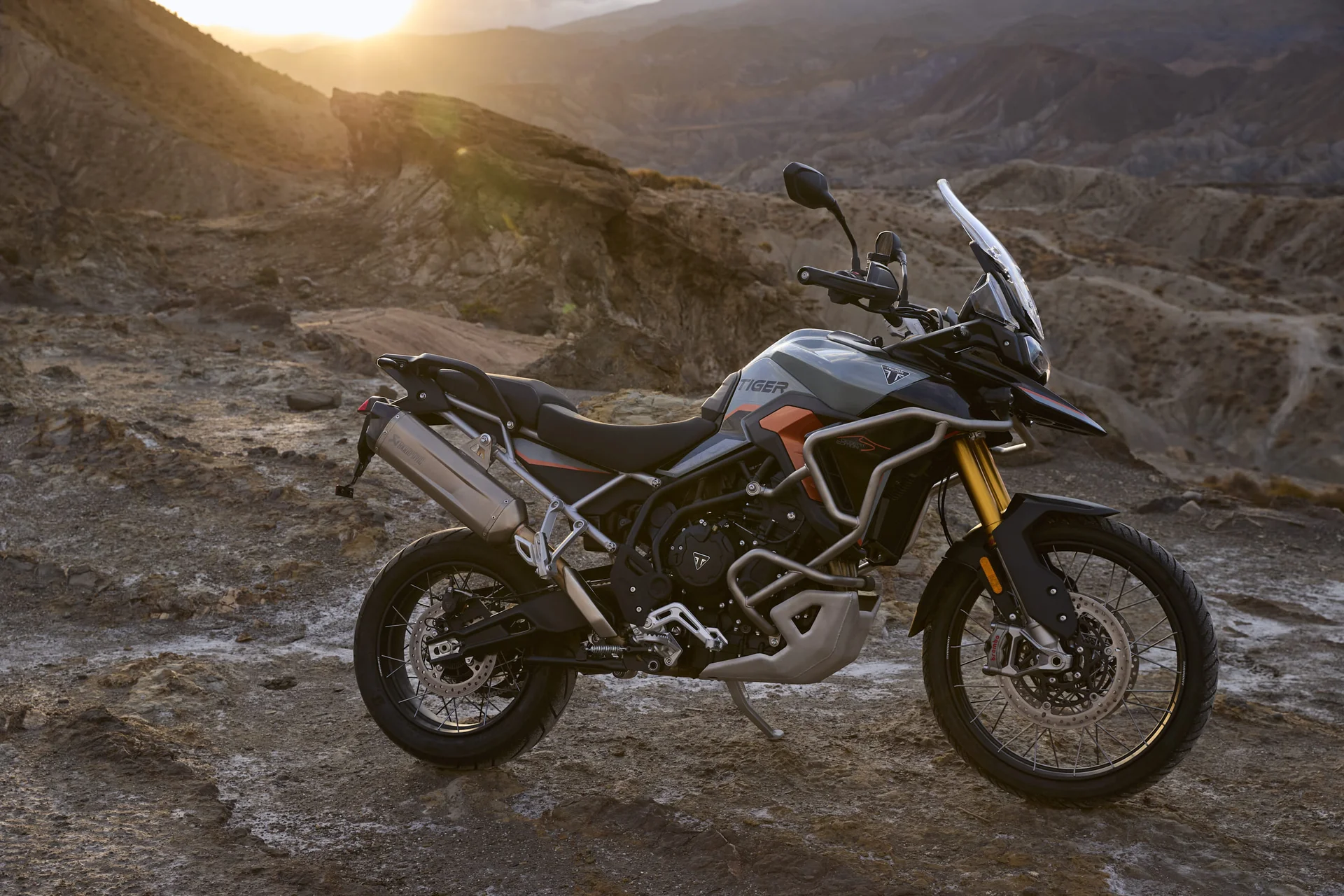 Grupo UMA revela novedades de Bajaj, Triumph y K en Expo 2 Ruedas 2026 2 Expo 2 Ruedas 2026: Triumph Tiger 900 Desert Edition motocicleta aventura