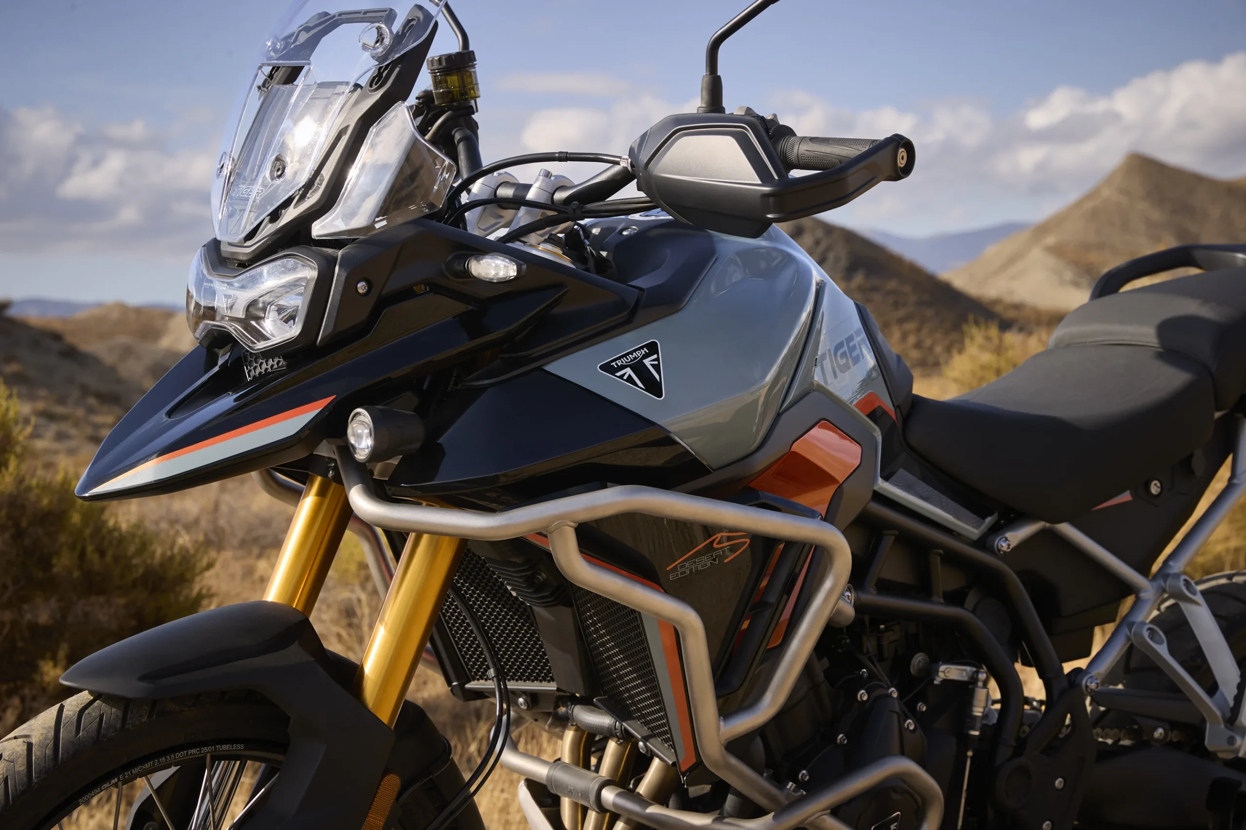 Triumph Tiger 900 Desert Edition frontal con detalles.