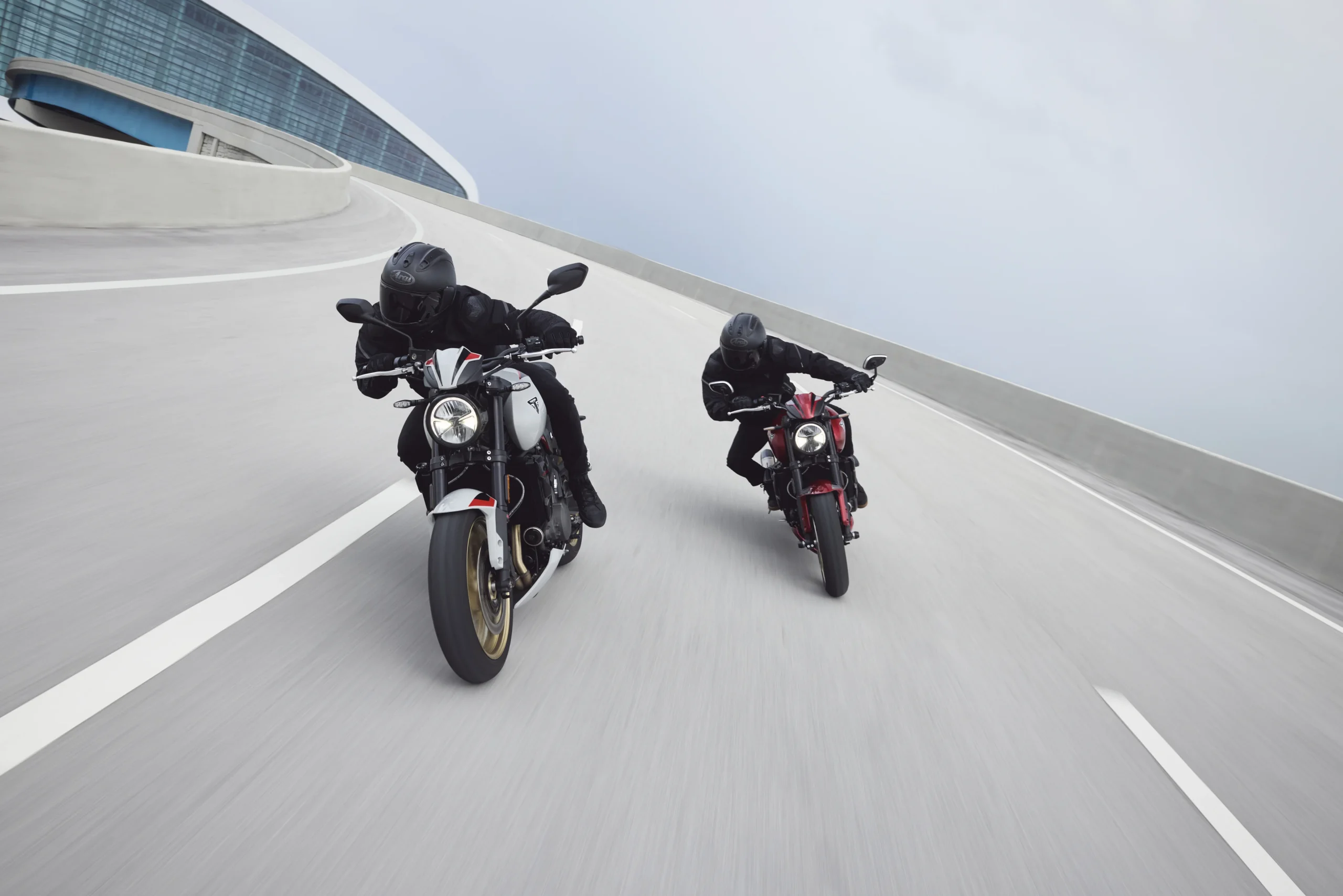 Triumph Tiger 900: Dos motocicletas Triumph Trident 800 en movimiento.