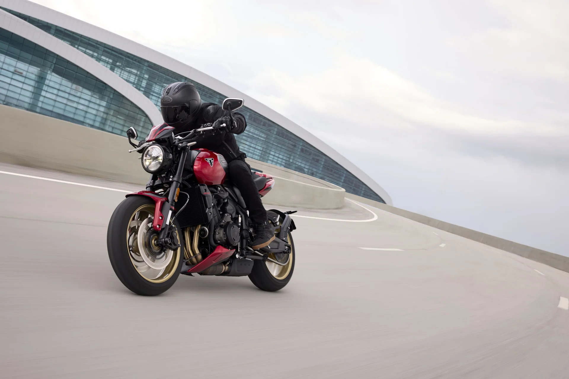 Grupo UMA revela novedades de Bajaj, Triumph y K en Expo 2 Ruedas 2026 3 Expo 2 Ruedas 2026: Triumph Trident 800 roja, rines dorados, rodando en vía.