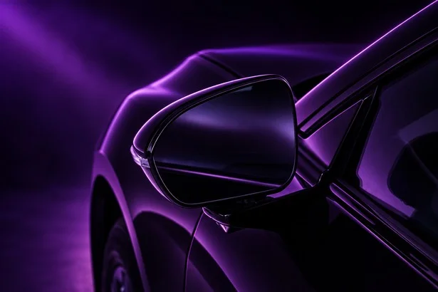 FAW Bestune Joyee N09 Pro llega a Colombia: un coupé familiar eléctrico con autonomía de 565 km 2 Bestune N09 Pro: Detalle de espejo retrovisor de vehículo eléctrico con iluminación violeta.