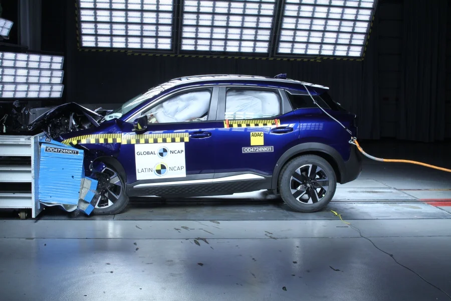 Nissan Kicks: Prueba de choque vehicular con airbags desplegados.