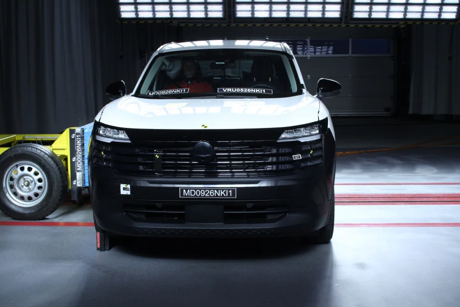 Nissan Kicks: Vehículo frontal en prueba de seguridad con dummies.