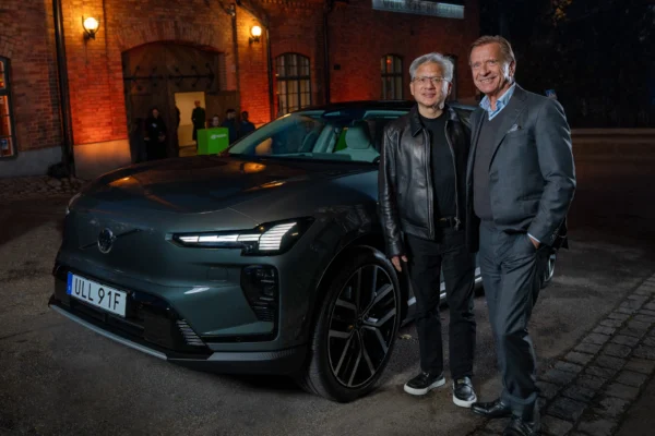 conducción autónoma Volvo: Directivos de Volvo y NVIDIA junto a un vehículo.