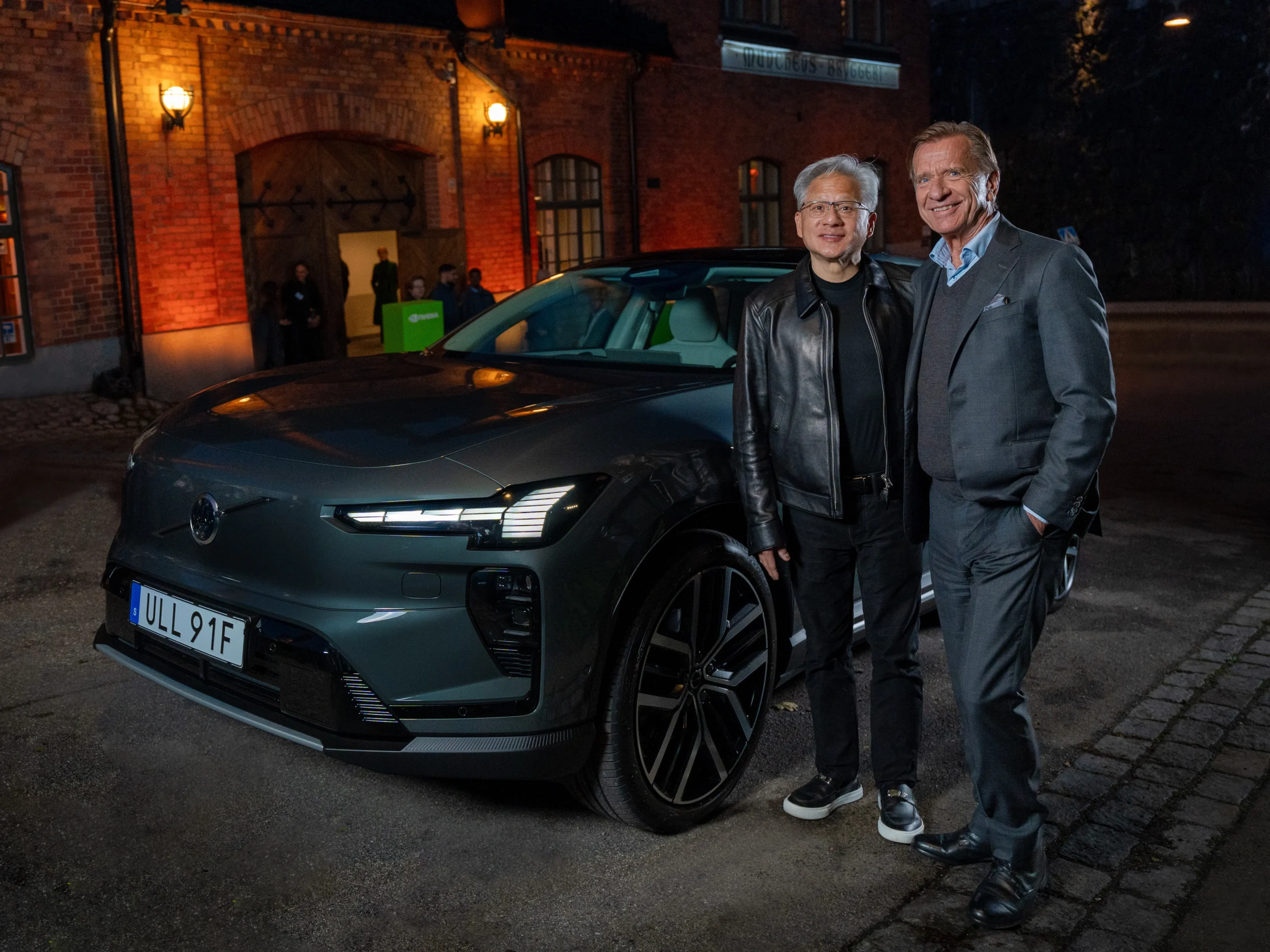 conducción autónoma Volvo: Directivos de Volvo y NVIDIA junto a un vehículo.