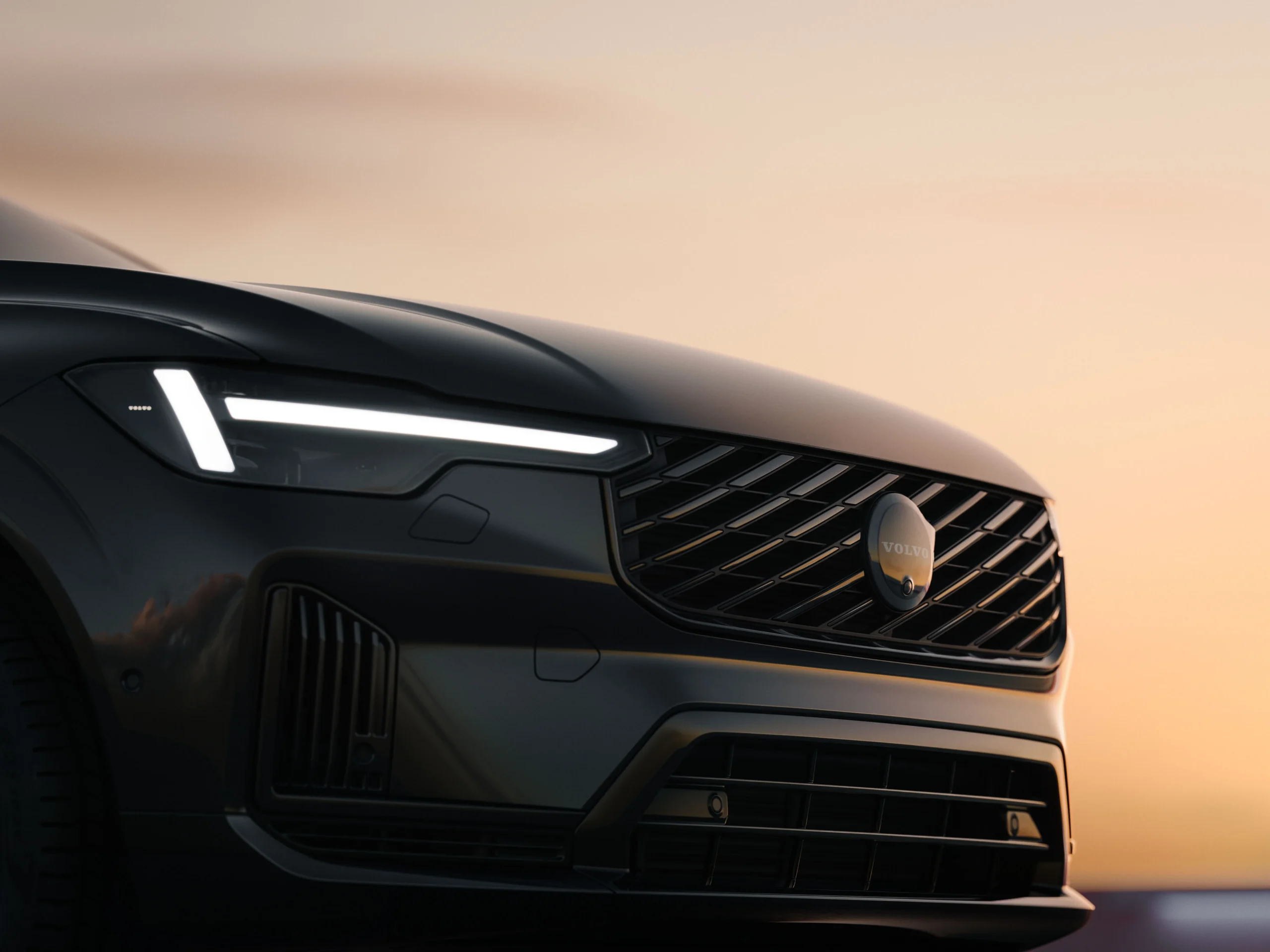Volvo XC60 y XC90 híbridos: la autonomía extendida revoluciona la experiencia SUV 2 Volvo XC60 y XC90 híbridos: Detalle frontal del Volvo XC60 Black Edition con faros LED.