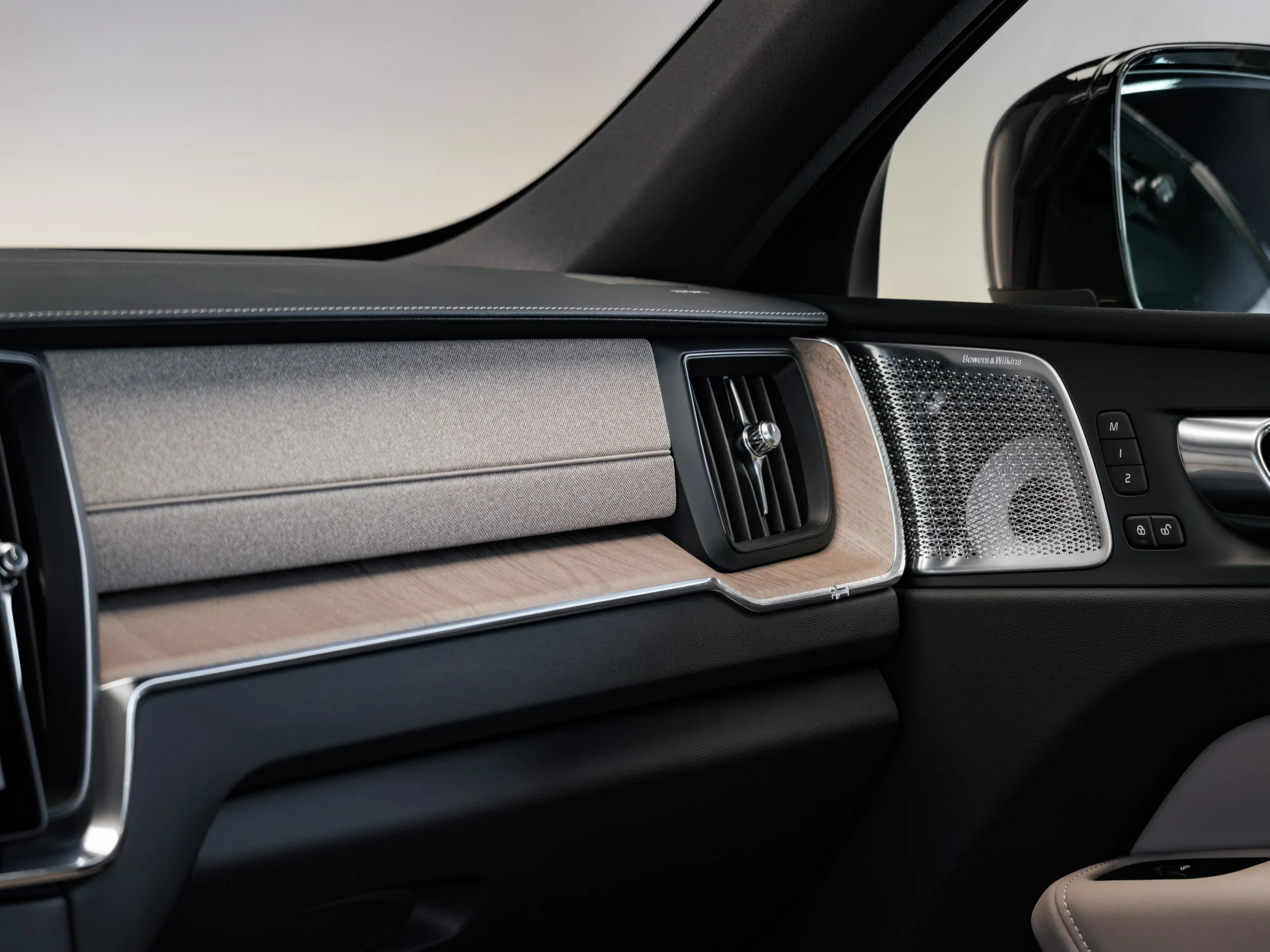 Volvo XC60 y XC90 híbridos: la autonomía extendida revoluciona la experiencia SUV 7 Volvo XC60 y XC90 híbridos: Interior de Volvo XC60 con sistema de audio Bowers & Wilkins.