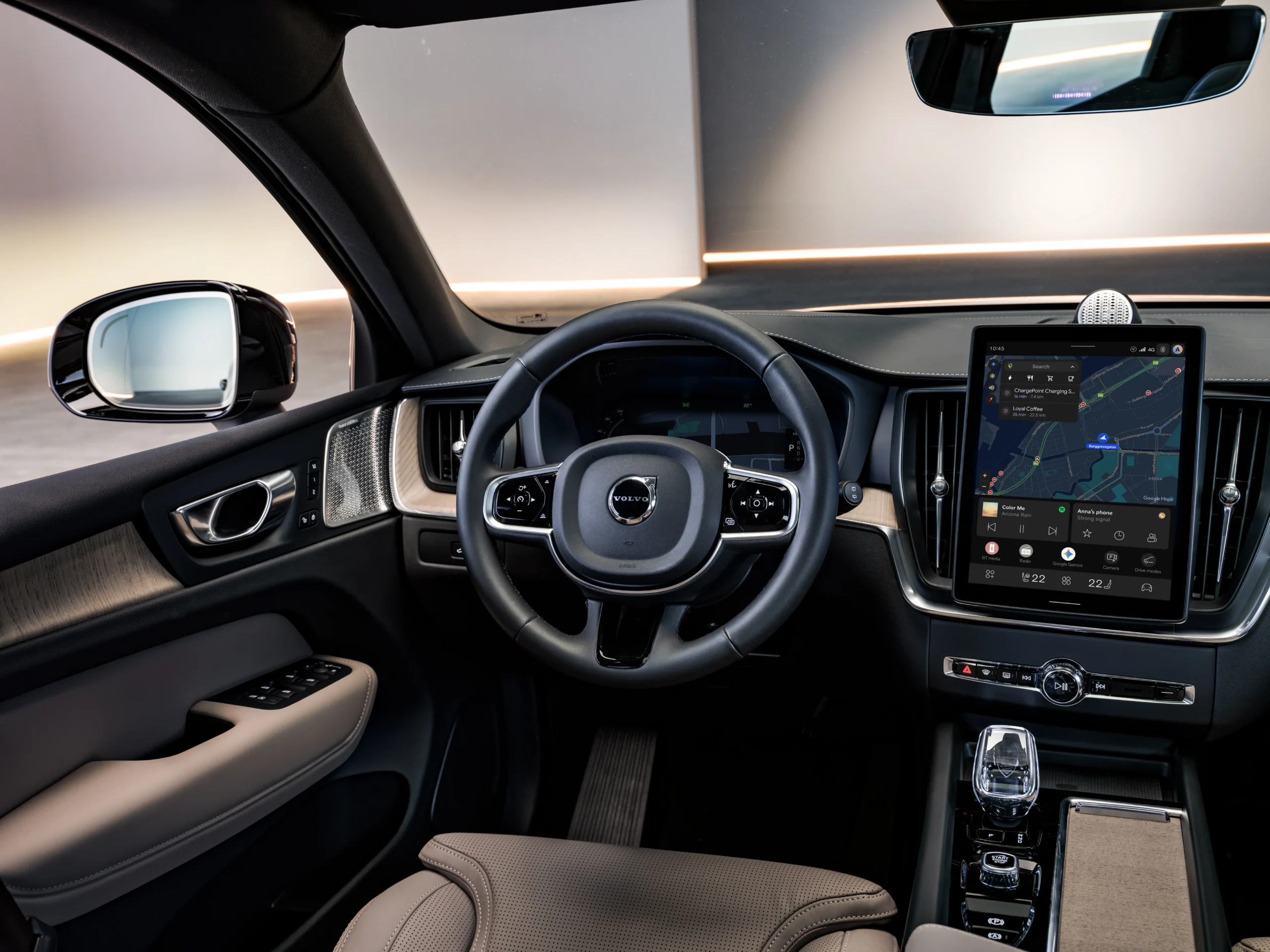 Volvo XC60 y XC90 híbridos: la autonomía extendida revoluciona la experiencia SUV 5 Volvo XC60 y XC90 híbridos: Interior del Volvo XC60 con pantalla central.
