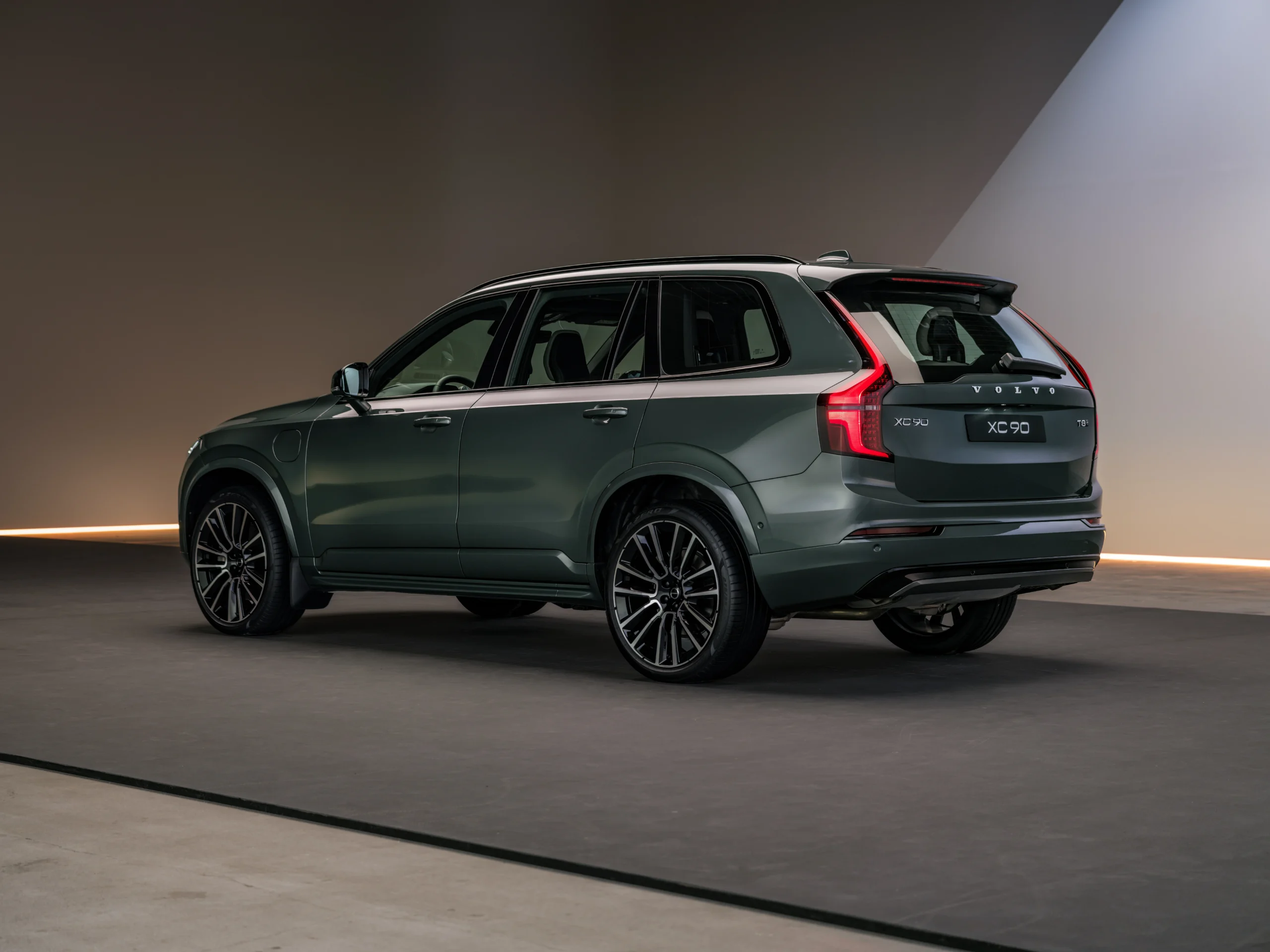 Volvo XC60 y XC90 híbridos: la autonomía extendida revoluciona la experiencia SUV 6 Volvo XC60 y XC90 híbridos: Lateral trasero del Volvo XC90 T8 Recharge verde