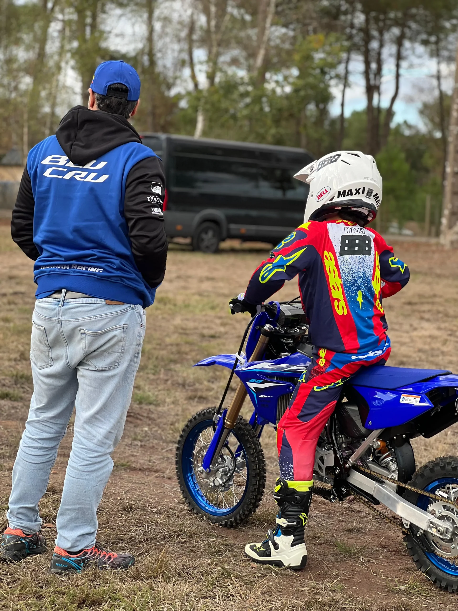 copa YZ BLU CRU SuperFinale: Piloto Yamaha y moto en preparación para competencia.